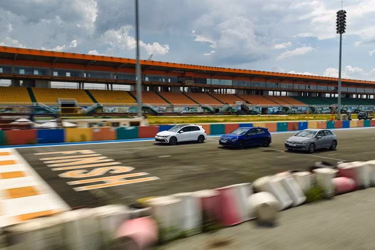 6 phiên bản Volkswagen Golf phân phối tại Việt Nam đều được sản xuất tại nhà máy Wolfsburg. Đây là nhà máy đầu não và biểu tượng lịch sử của Volkswagen tại Đức. Wolfsburg không chỉ là một trong những nhà máy ôtô lớn nhất thế giới mà còn là nơi khai sinh và phát triển Golf suốt hơn nửa thế kỷ qua.