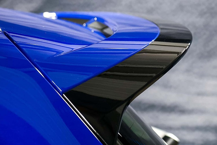 Bên cạnh đó, 3 phiên bản này còn sở hữu những trang bị ngoại thất đáng chú ý như cụm đèn pha IQ - Light Matrix LED, cản trước/sau R-Line thể thao, cánh hướng gió, cụm đèn sau hiệu ứng nâng cao và mâm Bergamo 18 inch.