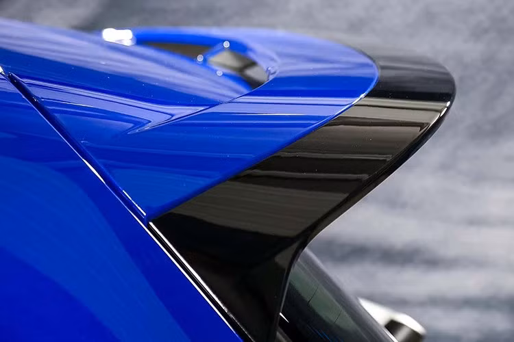 Bên cạnh đó, 3 phiên bản này còn sở hữu những trang bị ngoại thất đáng chú ý như cụm đèn pha IQ - Light Matrix LED, cản trước/sau R-Line thể thao, cánh hướng gió, cụm đèn sau hiệu ứng nâng cao và mâm Bergamo 18 inch.