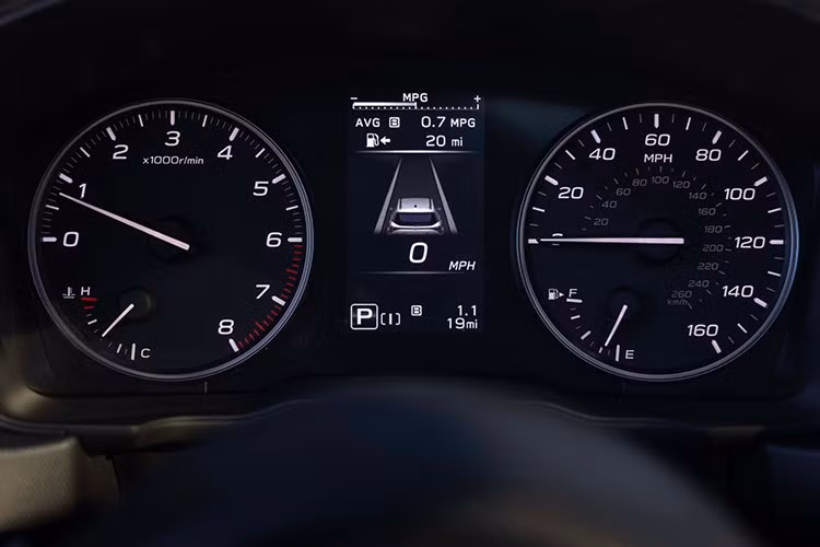 Đáng chú ý, hàng ghế trước sở hữu thiết kế công thái học Ergonomic Medical Seats, được Subaru hợp tác phát triển với các tổ chức y tế tại Nhật Bản, giúp giảm mệt mỏi trên những hành trình dài. Ghế lái chỉnh điện 10 hướng, trong khi cụm đồng hồ trước mặt người lái vẫn giữ dạng analog truyền thống thay vì chuyển sang màn hình kỹ thuật số hoàn toàn.