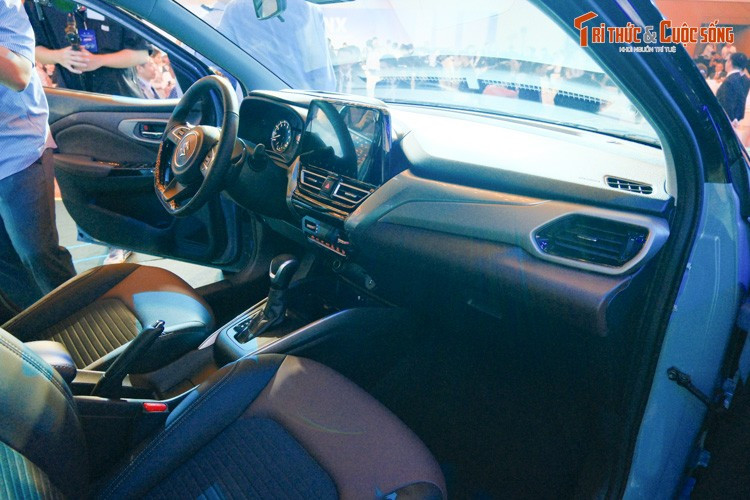 Động cơ xăng tạo ra công suất tối đa 101 mã lực và mô-men xoắn cực đại 135 Nm. Mô-tơ điện sẽ bổ sung 3,1 mã lực và 60 Nm, cho phép xe chỉ tiêu thụ 5,2 lít xăng/100 km. Pin của xe được hãng bảo hành 8 năm hoặc 160.000 km (tùy điều kiện nào đến trước).