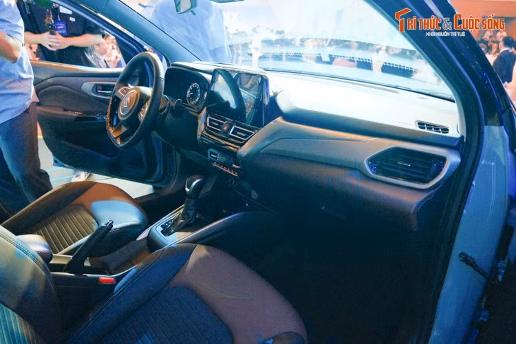 Động cơ xăng tạo ra công suất tối đa 101 mã lực và mô-men xoắn cực đại 135 Nm. Mô-tơ điện sẽ bổ sung 3,1 mã lực và 60 Nm, cho phép xe chỉ tiêu thụ 5,2 lít xăng/100 km. Pin của xe được hãng bảo hành 8 năm hoặc 160.000 km (tùy điều kiện nào đến trước).