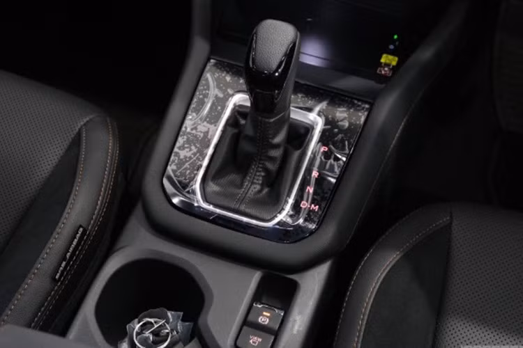 So với thế hệ cũ dùng máy 2.0L (156 mã lực, 192 Nm), Forester mới mạnh hơn đáng kể, hứa hẹn khả năng vận hành linh hoạt hơn. Tuy nhiên, khác với các thị trường Mỹ hay Nhật, xe bán tại Việt Nam không có phiên bản hybrid, có thể nhằm giữ giá cạnh tranh và phù hợp điều kiện sử dụng trong nước.