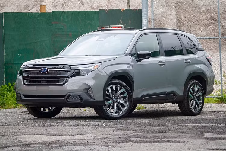 Giá bán Forester 2025 tăng một phần đến từ việc xe sẽ được nhập khẩu nguyên chiếc từ Nhật Bản, thay vì Thái Lan như trước. Nhà máy lắp ráp Subaru tại Thái Lan đã ngừng hoạt động, khiến nguồn cung chuyển sang Nhật Bản, nơi không nằm trong khối ASEAN nên không được hưởng ưu đãi thuế nhập khẩu, dẫn tới chi phí tăng đáng kể.