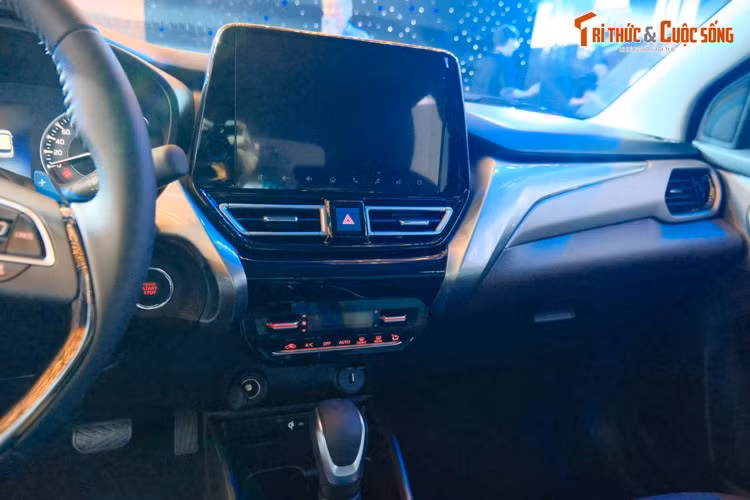 Điểm nhấn bên trong mẫu xe này còn nằm ở màn hình cảm ứng trung tâm 9 inch, hỗ trợ kết nối Apple CarPlay và Android Auto không dây, hệ thống âm thanh 6 loa, cổng sạc USB Type A/Type C, điều hòa tự động đi kèm màn hình hiển thị kỹ thuật số, cửa gió dành cho hàng ghế sau và màn hình hiển thị thông tin trên kính lái (HUD).