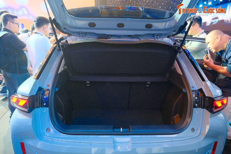 Không chỉ chú trọng vào an toàn, việc điều khiển xe cũng trở nên thuận tiện và thú vị hơn với các công nghệ tiên tiến hơn so với một số đối thủ cùng phân khúc SUV cỡ A đang bán ra tại thị trường Việt Nam.