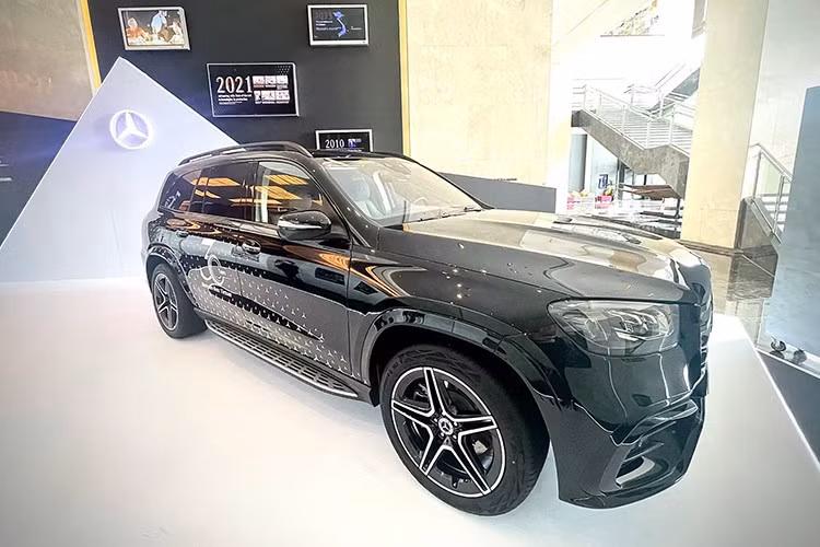 Phiên bản đặc biệt này không chỉ mang tính biểu tượng tri ân hành trình ba thập kỷ đồng hành cùng khách hàng Việt Nam, mà còn thể hiện tinh thần đổi mới và cam kết bền vững của Mercedes-Benz tại thị trường trong nước.