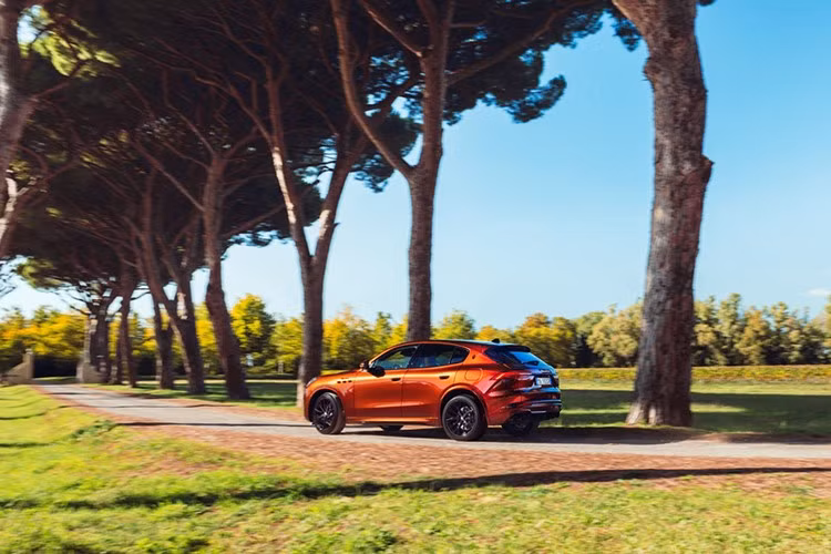 “Driving the essence of Italian living” gói gọn linh hồn của Grecale Tributo Il Bruciato, không chỉ là chiếc xe mà là tuyên ngôn của chuyên môn Ý, lời mời gọi tận hưởng cuộc sống với sự thanh lịch, gu thẩm mỹ và đam mê. Một hành trình bắt đầu từ trung tâm Tuscany và khát khao đến bất cứ nơi nào tồn tại vẻ đẹp.