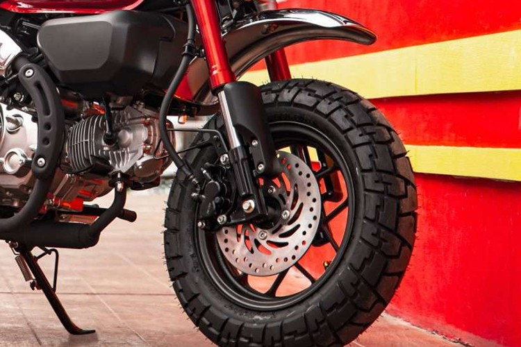 Các trang bị hiện đại tiêu chuẩn bao gồm đèn tròn với hai dải định vị LED ban ngày hình bán nguyệt, hệ thống chiếu sáng LED chia thành hai tầng, bảng đồng hồ LCD nhỏ gọn và đèn xi-nhan tách rời cũng sử dụng công nghệ LED.