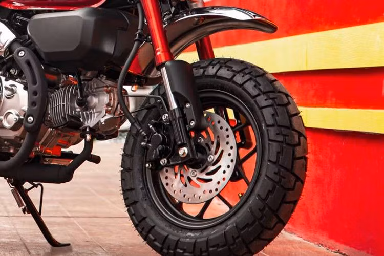 Các trang bị hiện đại tiêu chuẩn bao gồm đèn tròn với hai dải định vị LED ban ngày hình bán nguyệt, hệ thống chiếu sáng LED chia thành hai tầng, bảng đồng hồ LCD nhỏ gọn và đèn xi-nhan tách rời cũng sử dụng công nghệ LED.