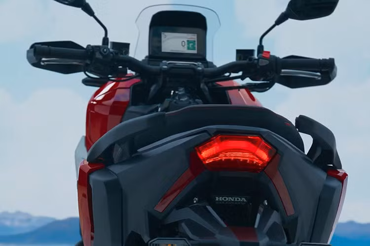 Thông qua ứng dụng này, người dùng có thể nghe nhạc, nhận cuộc gọi và dẫn đường bằng giọng nói ngay trên xe. Ngoài ra, ADV 350 còn được trang bị hệ thống khóa thông minh Smartkey, cổng sạc USB-C tích hợp ở hộc trước.