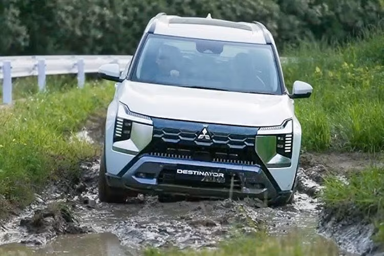 Bên cạnh đó, xe còn sở hữu góc tiếp cận 21 độ và góc thoát 25,5 độ. Nhìn tổng thể, ngoại hình của Mitsubishi Destinator tạo cảm giác tươi mới và đậm chất riêng với triết lý thiết kế “Gravitas”, thể hiện sự uy nghi và vững chãi từ bên ngoài. Bên cạnh đó là triết lý thiết kế “Dynamism” nhấn mạnh vào sự năng động và tràn đầy năng lượng.