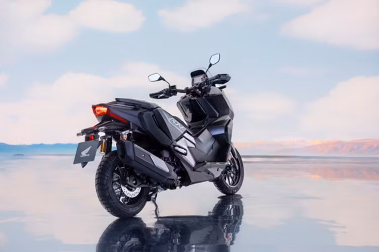 ADV 350 sử dụng hệ thống treo trước hành trình ngược (USD), treo sau lò xo đôi có thể điều chỉnh. Cấu hình này mang lại sự ổn định cao khi vận hành ở tốc độ lớn, đồng thời hấp thụ tốt các chấn động từ mặt đường.