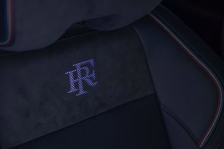 Từ các vật liệu cao cấp đến độ chính xác trong lắp ráp, mọi chi tiết của Renault Rafale của Tổng thống truyền tải một hình ảnh hiện đại và sáng tạo của Pháp; góp phần tạo ra nội thất ngang tầm với trách nhiệm của văn phòng tổng thống. Sử dụng vật liệu hiếm thấy trong thế giới ô tô và thông qua quá trình lựa chọn cẩn thận, các nhà thiết kế đã chọn loại đá cẩm thạch đen với các đường vân trắng, được khai thác tại Pyrenees.