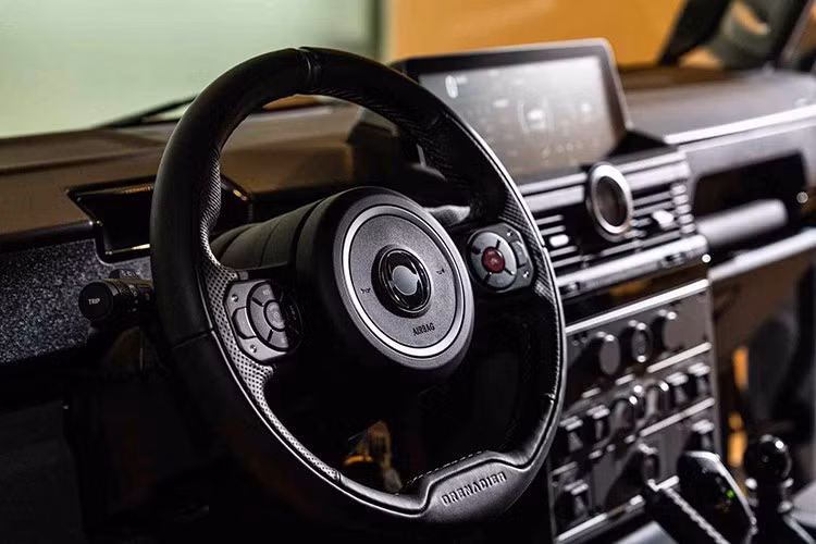 Phía sau, phiên bản Grenadier Station Wagon có giá đỡ bánh xe dự phòng mới và thang sau giúp lên nóc xe. Trong khi đó, phiên bản Quartermaster có thể được trang bị hộp ngăn kéo sau thùng có khóa và đèn hậu LED.