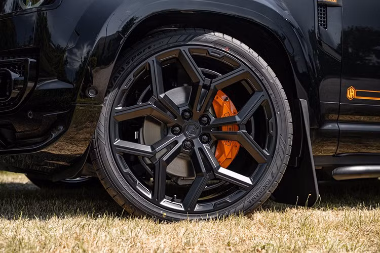 Dựa trên phiên bản mui trần Valiance giới hạn của Heritage Customs, chiếc Defender này được nâng tầm với gói thiết kế ngoại thất Widetrack và nội thất bọc da Hermes Orange, ghế trước Recaro, cùng bảng điều khiển Heritage Series tùy chỉnh. Với 5 chỗ ngồi, mui gấp điện và khả năng off-road huyền thoại của Land Rover...