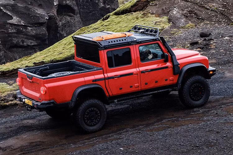 Theo công ty, thiết lập mới mang lại "vệt bánh lớn hơn, phân bổ trọng lượng được tối ưu hóa, hành trình bánh xe lớn hơn và khớp trục được cải thiện", giúp Grenadier có khả năng hoạt động tốt hơn trong "địa hình cát sâu, ngập nước nghiêm trọng hoặc môi trường cực kỳ nhiều đá".