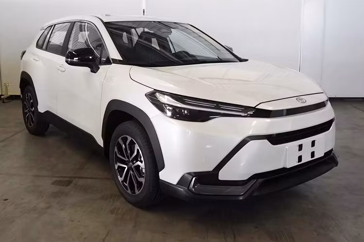 SUV cỡ nhỏ hiện đã trở thành “món ăn chính” trong danh mục sản phẩm toàn cầu và Toyota Corolla Cross là một ví dụ điển hình. Được thiết kế để phục vụ nhiều thị trường khác nhau, mẫu xe này cũng đối mặt với một thách thức riêng tại thị trường Trung Quốc.