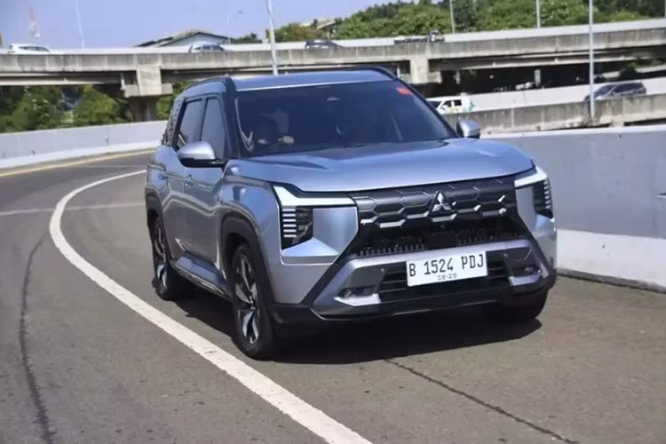 Là một mẫu SUV gia đình mới, Mitsubishi Destinator không thiếu các tính năng hấp dẫn như; cửa sổ trời toàn cảnh giúp không gian trong xe thêm rộng rãi và thoáng đãng, đèn viền trang trí nội thất 64 màu tùy chỉnh, hệ thống điều hòa tự động hai vùng, bàn gấp cho hàng ghế thứ hai, ghế bọc da, màn hình giải trí trung tâm 12,3 inch, hỗ trợ Apple CarPlay và Android Auto...