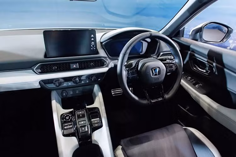 Bên trong khoang cabin dự kiến sẽ mang phong cách thể thao đặc trưng với ghế đua, các chi tiết viền đỏ, giao diện bảng đồng hồ kỹ thuật số riêng cho Type R. Cung cấp sức mạnh cho Prelude Type R có thể là hệ truyền động hybrid e:HEV thế hệ mới.