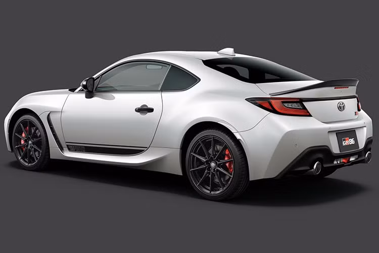 Mẫu xe được phát triển trên nền tảng kỹ thuật đã được cải tiến với mục tiêu hướng đến nhóm khách hàng đam mê cảm giác lái. Phía sau xe có thể trang bị thêm bộ khuếch tán khí động và cánh gió lớn dạng GT.