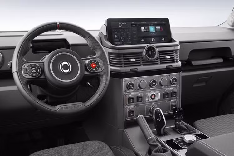 Nhìn từ bên ngoài, Grenadier Trialmaster X Letech cao ráo và bề thế như Mercedes-AMG G 63 4x4². Xe được trang bị bộ mâm hợp kim rèn với vòng khóa chống tuột lốp beadlock 18 inch, nằm trong chắn bùn mở rộng. Các trang bị bổ sung bao gồm tời gắn phía trước, bậc lên xuống, đèn pha LED gắn trên nóc và giá nóc được trang bị để chở các vật dụng như ván đi cát Maxtrax.