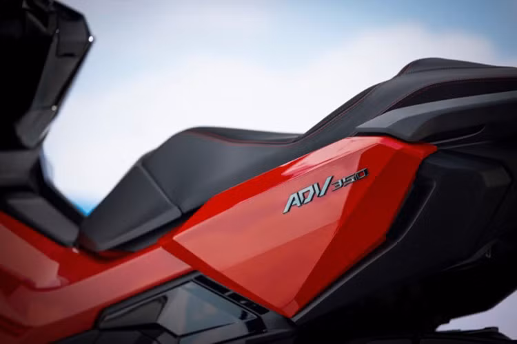 Sức mạnh của Honda ADV 350 đến từ khối động cơ eSP+ dung tích 330cc, công nghệ 4 van, sản sinh công suất 28,8 mã lực và mô-men xoắn 31,5 Nm. Đây là con số gần như gấp đôi mẫu Air Blade 160. Mức tiêu thụ nhiên liệu ở khoảng 3,4 lít/100 km.