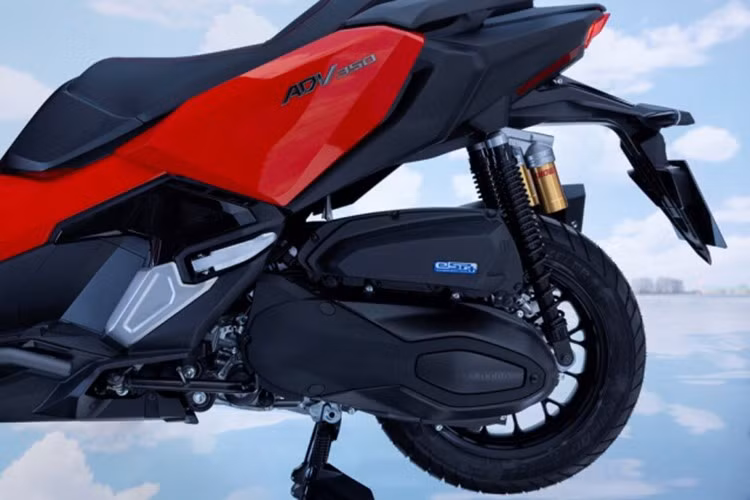 Bên cạnh đó, xe còn được trang bị hệ thống kiểm soát lực kéo HSTC (Honda Selectable Torque Control), giúp duy trì độ bám đường trong điều kiện trơn trượt.