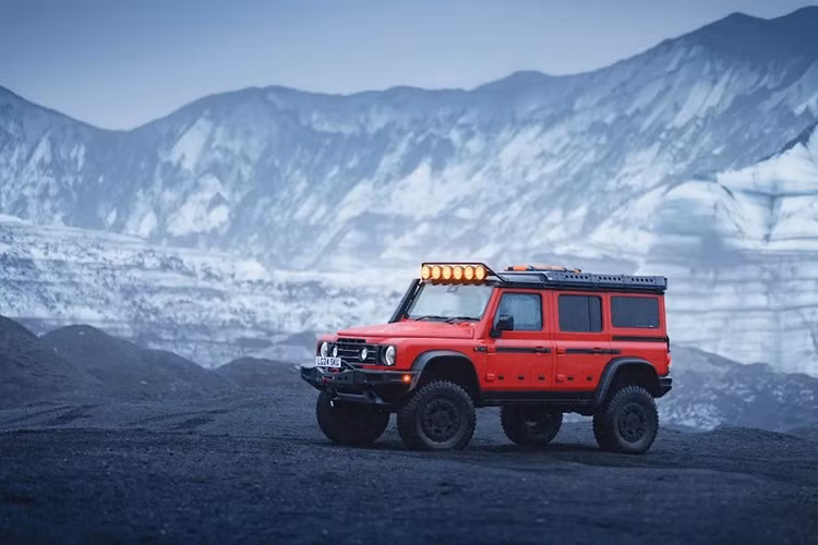 Điểm nổi bật của cả 2 mẫu xe là hệ thống treo trước và sau 5 liên kết chịu lực nặng với cầu trục portal axle và trục bánh xe lệch tâm. Kết hợp với lốp địa hình BF Goodrich Mud Terrain 37 inch, khoảng sáng gầm xe đã được tăng thêm 186mm lên mức ấn tượng 450mm. Nhờ đó, xe có khả năng lội nước sâu 1.050mm.