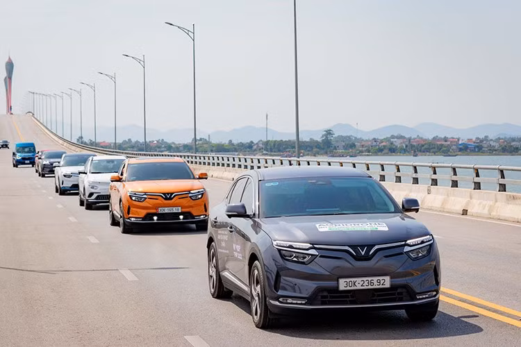 Trong nửa đầu năm 2025, VinFast là hãng xe chiếm 3 vị trí đầu bảng của những mẫu xe bán chạy nhất. Trong khi đó, dẫn đầu nhóm xe động cơ đốt trong truyền thống là Mitsubishi Xpander, Ford Ranger và Mazda CX-5