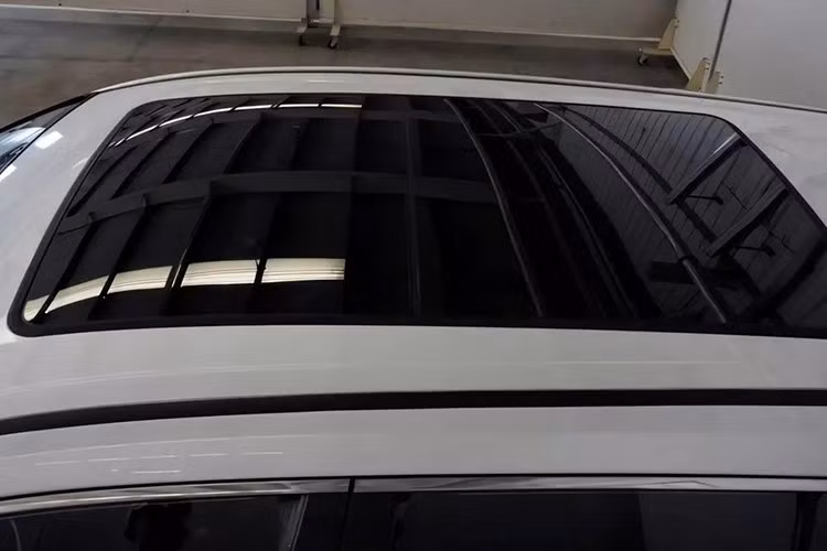 Chưa hết, cản trước của xe còn được thay đổi thiết kế nhằm tăng cường tính khí động lực học. Trên cản trước hiện chỉ có một khe hút gió nhỏ. Trong khi đó, phần dưới nổi bật hơn với các điểm nhấn trang trí bóng loáng. Cụm đèn LED của Toyota Frontlander 2026 được thiết kế giống với các bản cao cấp của Corolla Cross tại những thị trường khác. Trong khi đó, bản tiêu chuẩn vẫn dùng đèn pha cũ.