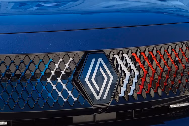 Cửa sau được thiết kế đóng êm, vận hành mượt mà và yên tĩnh, phù hợp với các yêu cầu nghi thức. Giá treo cờ được đặt kín đáo, tinh tế trong các chuyến công du chính thức. Lớp bọc thép được tích hợp kín đáo với thiết kế tổng thể của xe mà không làm thay đổi bản sắc trực quan.