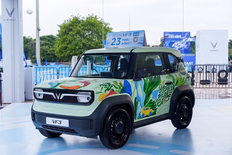 VinFast VF3 - 23.083 xe ﻿Tính chung nửa đầu năm 2025, đã có tới 23.083 chiếc VF3 lăn bánh trên thị trường. Là mẫu xe điện cỡ nhỏ hướng tới người dùng đô thị, VF3 ghi điểm nhờ thiết kế gọn gàng, linh hoạt và khả năng cá nhân hóa theo sở thích. Với mức giá niêm yết 299 triệu đồng đã bao gồm pin, VF3 tiếp cận người dùng đô thị nhờ sự nhỏ gọn, tiết kiệm và dễ điều khiển.