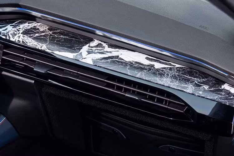 Được đặt ở các điểm nhấn chính xác quanh bảng điều khiển trung tâm phía sau, trên bảng đồng hồ và trung tâm vô lăng. Đá cẩm thạch mang lại lớp hoàn thiện khoáng chất thanh lịch cho khoang xe. Từ việc lựa chọn các khối đá cẩm thạch đến việc tích hợp chúng, toàn bộ quá trình được giám sát bởi Mineral Expertise, công ty hàng đầu của Pháp - Ý trong lĩnh vực đá.