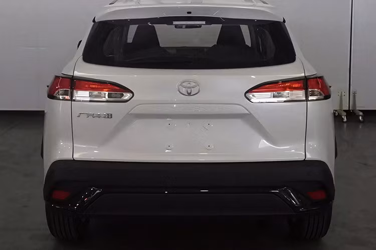 Phiên bản nâng cấp của cả hai mẫu xe Toyota Frontlander và Corolla Cross 2026 đều đã lộ diện sớm nhờ các hồ sơ đăng ký với Bộ Công nghiệp và Công nghệ Thông tin Trung Quốc. Nhờ đó, chúng ta có thể biết trước thiết kế của xe.