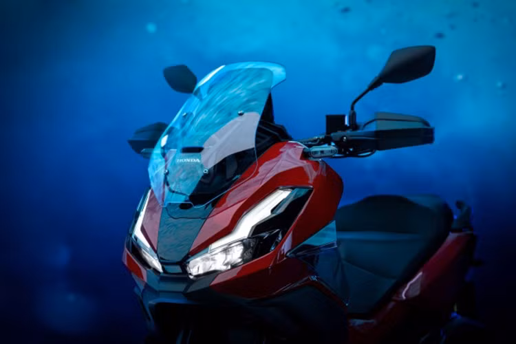 Yên xe thiết kế hai tầng tách biệt rõ ràng giữa người lái và người ngồi sau, đi kèm khoảng sáng gầm 145 mm. Bộ lốp bán địa hình giúp xe tự tin vượt qua những đoạn đường sỏi đá hoặc mặt đường không bằng phẳng, thay vì chỉ giới hạn trong đô thị.