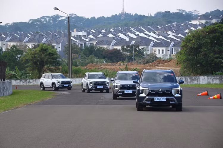 Người dùng cũng không cần lo lắng về việc sạc thiết bị cá nhân vì xe hỗ trợ đầy đủ cổng sạc USB Type A và Type C, trải dài từ hàng ghế đầu đến hàng cuối. Bên cạnh đó là ít nhất 25 hộc chứa đồ rải rác khắp nội thất. Khoang hành lý phía sau cũng có thể mở rộng phẳng bằng cách gập hàng ghế thứ ba.