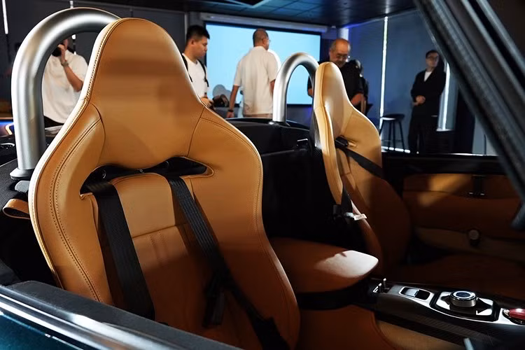 Mặc dù mạnh mẽ nhưng AC GT SuperSport vẫn là một chiếc xe siêu nhẹ do được tối giản tới mức tối đa. Nó thậm chí vẫn giữ lại thiết kế mui trần mà hầu như không có bất kỳ khung bảo vệ nào cho người ngồi trong ngoại trừ các vòng phía sau đầu.