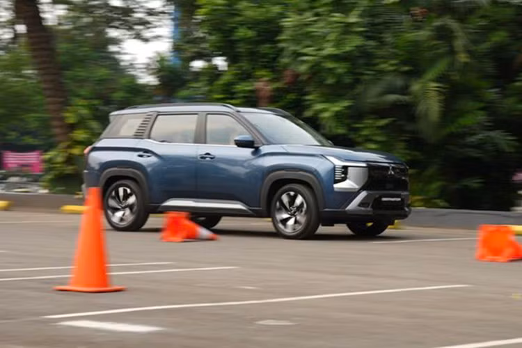 Chưa hết, xe còn dùng hệ thống treo MacPherson phía trước và thanh xoắn đằng sau, giúp xử lý tốt các dạng địa hình khác nhau dù chỉ chở một người hay đủ tải. Là một mẫu SUV gia đình mới, Mitsubishi Destinator không thiếu các tính năng hấp dẫn. Có thể kể đến như cửa sổ trời toàn cảnh, giúp không gian trong xe thêm rộng rãi và thoáng đãng.