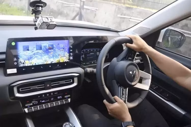 Người lái cao khoảng 173 cm vẫn có khoảng để chân và không gian thoải mái phía trên đầu. Tầm nhìn phía trước, hai bên và phía sau đều được đánh giá tốt. Phiên bản Ultimate Premium mà báo chí nước này được trải nghiệm sở hữu ghế lái chỉnh điện 8 hướng, hệ thống âm thanh cao cấp Dynamic Sound Yamaha Premium và tính năng mở cốp điện.