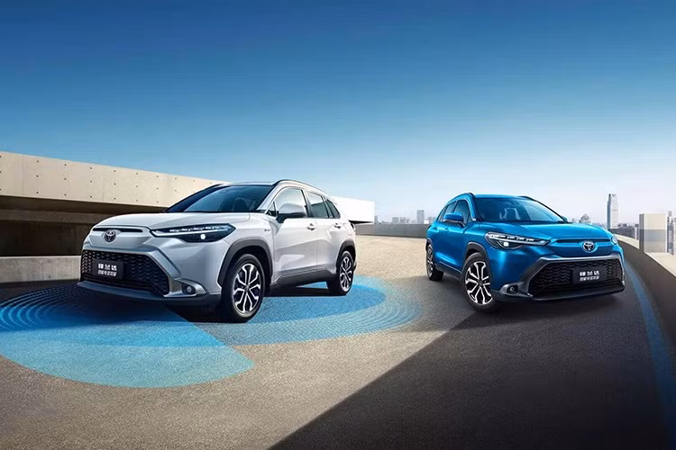 Corolla Cross lần đầu ra mắt vào năm 2020 và kể từ đó đã trở thành một trong những mẫu xe thành công nhất của Toyota. Trong năm 2024, Corolla Cross đứng thứ ba trong danh sách xe bán chạy nhất toàn cầu với 859.000 chiếc, tăng 18% so với năm 2023. Con số này đưa Corolla Cross vượt qua cả bản sedan và hatchback của dòng Toyota Corolla, nhưng vẫn xếp sau đàn anh RAV4.