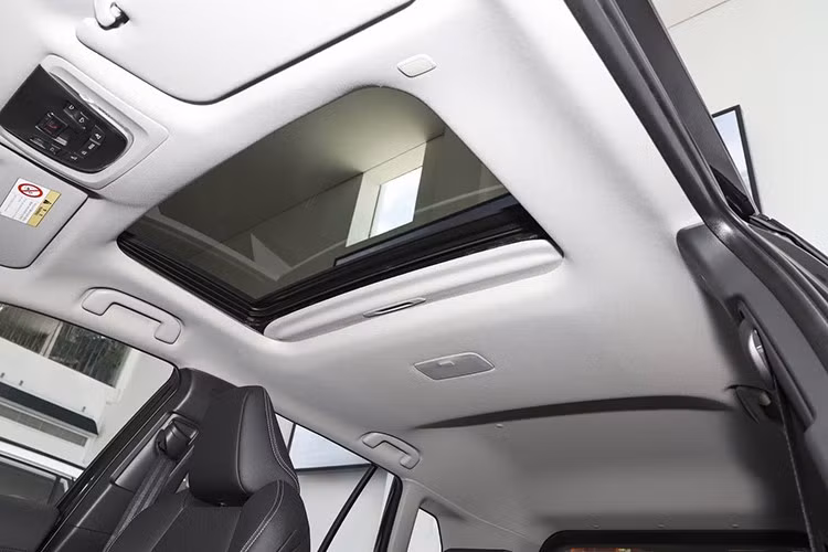 Trong khi đó, phiên bản hybrid kết hợp động cơ xăng 2.0L mạnh 156 mã lực với mô-tơ điện (111 mã lực), pin lithium-ion dạng ternary, hộp số E-CVT và hệ dẫn động cầu trước.