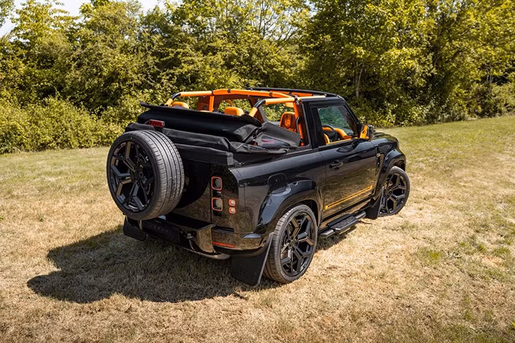 “Land Rover Defender là một trong những mẫu xe phổ biến nhất của chúng tôi, vì vậy việc bổ sung phiên bản mui trần bespoke độc đáo này thật thú vị. Sự hợp tác với Heritage Customs rất thành công, và tôi rất vui được chào đón họ vào gia đình Urban”, Simon Dearn - nhà sáng lập Urban Automotive nhận định.