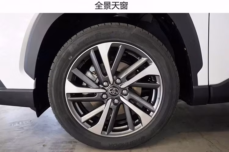 Trong khi Corolla Cross của FAW Toyota thừa hưởng thiết kế từ phiên bản toàn cầu mới ra mắt gần đây thì Frontlander của GAC Toyota lại có ngoại hình riêng, tập trung ở phần đầu xe, khi trang bị phần mũi sắc nét, tương tự như Toyota Corolla GR Sport dành cho thị trường châu Âu và Nhật Bản. Trong khi đó, phần dưới của cản trước không đi kèm lưới tản nhiệt cỡ lớn mà thay bằng thiết kế lấy cảm hứng từ xe điện.