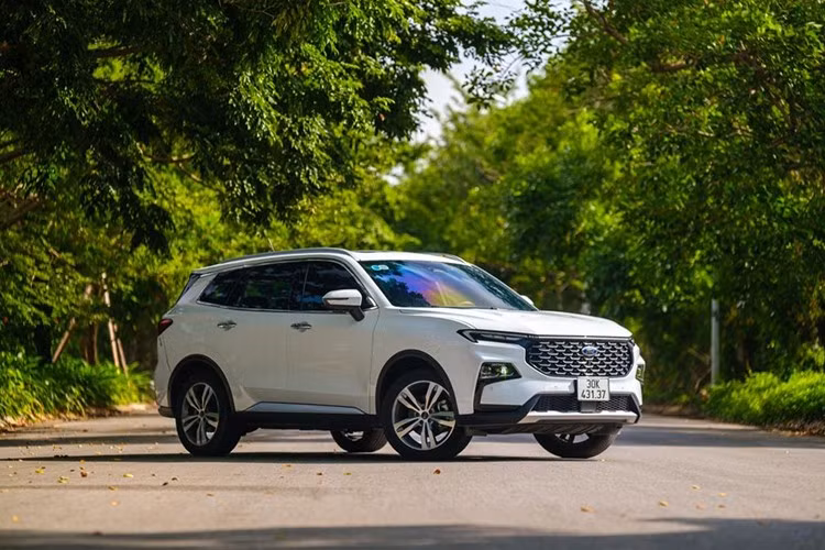 Ford Territory: 5.630 xe ﻿Trong 6 tháng đầu năm 2025, Ford Territory ghi nhận 5.630 xe bán ra trên thi trường, tương đương gần 940 xe mỗi tháng. Ford Territory được phân phối chính hãng với 4 phiên bản, bao gồm bản Trend giá 759 triệu đồng, bản Titanium giá 849 triệu đồng, bản Sport giá 860 triệu đồng và bản Titanium X giá 889 triệu đồng.