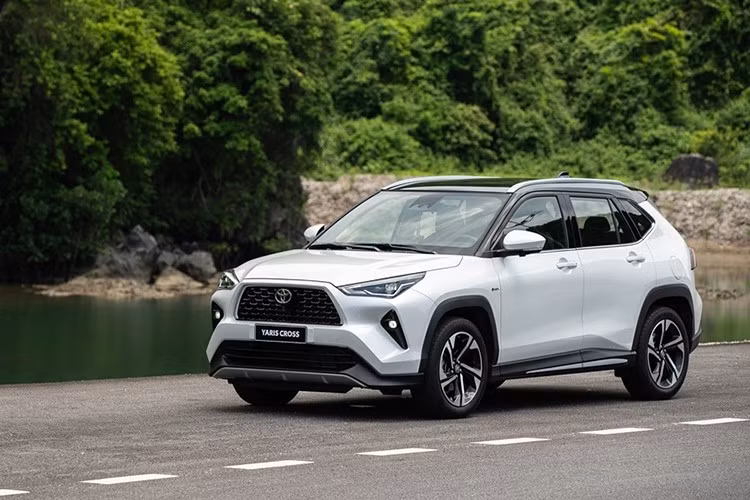 Toyota Yaris Cross: 5.420 xe ﻿Vị trí tiếp theo thuộc về Toyota Yaris Cross với 5.420 xe được bán ra thị trường trong 6 tháng đầu năm 2025. Tuy nhiên, chỉ có 187 xe thuộc phiên bản hybrid (chiếm 3,45%). Xe được nhập khẩu nguyên chiếc với hai phiên bản: động cơ xăng (650 triệu đồng) và hybrid (765 triệu đồng).