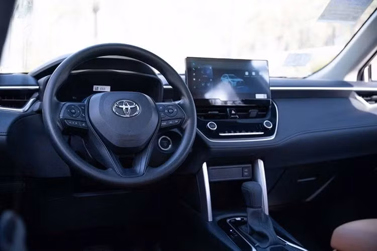 Những khu vực còn lại của Toyota Frontlander 2026 mới dường như giữ nguyên. Hiện chưa có hình ảnh nội thất, nhưng nhiều khả năng xe sẽ được nâng cấp lên bảng đồng hồ kỹ thuật số. Xe có kích thước dài x rộng x cao lần lượt 4.490 x 1.825 x 1.625 mm và chiều dài cơ sở 2.640 mm, tương đồng với Corolla Cross mới, tức là dài hơn 5 mm so với phiên bản cũ.