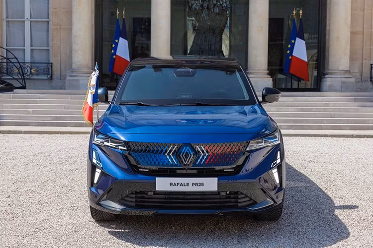 Quan hệ đối tác độc đáo giữa sự xuất sắc trong ngành ôtô và các yêu cầu của chính quyền Cộng hòa đã kéo dài qua nhiều thập kỷ trong khi vẫn duy trì cách tiếp cận hiện đại. Renault luôn điều chỉnh các phương tiện của mình để đáp ứng nhu cầu của Nhà nước, với lớp bọc thép, sự thoải mái và các công nghệ tiên tiến.