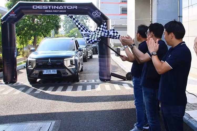 Theo giới báo chí Indonesia, Mitsubishi Destinator là một lựa chọn đáng cân nhắc nếu bạn đang tìm kiếm một mẫu SUV 7 chỗ với đầy đủ tiện nghi phục vụ nhu cầu sử dụng hàng ngày. Không chỉ có thiết kế đẹp mắt, xe còn hứa hẹn mang lại trải nghiệm lái thú vị và ấn tượng.