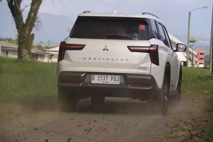 Với thiết kế này, không khó để có cảm tình với Mitsubishi Destinator ngay từ ánh nhìn đầu tiên. Dù xe ở trạng thái đứng yên hay di chuyển, mọi góc nhìn đều tôn lên nét đẹp của mẫu SUV cỡ C đầy cá tính.